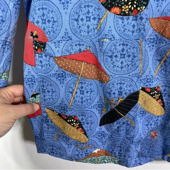 Scrub Jacket, Fun Japanese Umbrella Print. Similar to a size 2X/3X. - Picture 2 of 4